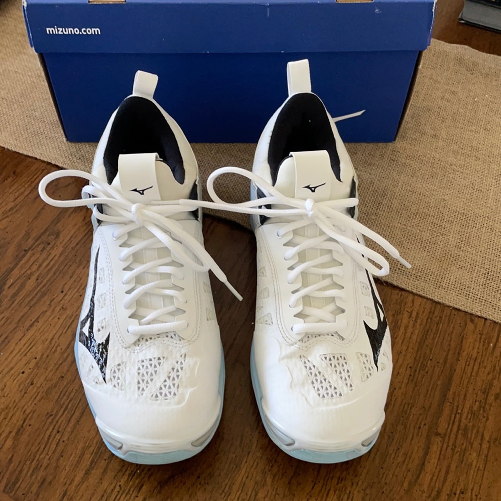 Mizuno woman’s wave momentum size 9